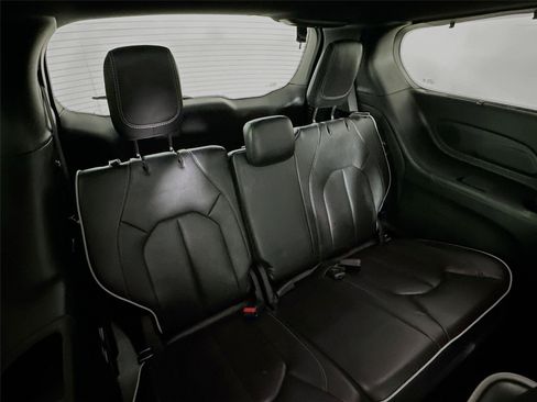 Used 2025 Chrysler Pacifica Limited FWD image 28