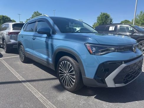 Used 2025 Volkswagen Taos SE FWD image 3