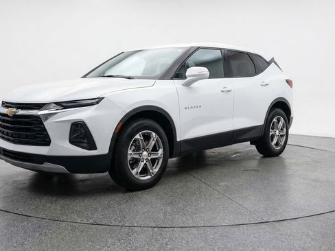 Used 2025 Chevrolet Blazer LT FWD image 3