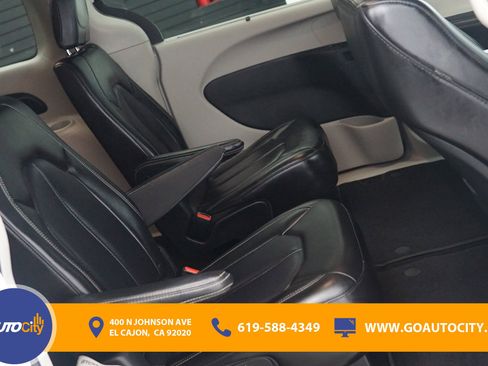 Used 2023 Chrysler Pacifica Touring-L FWD image 13