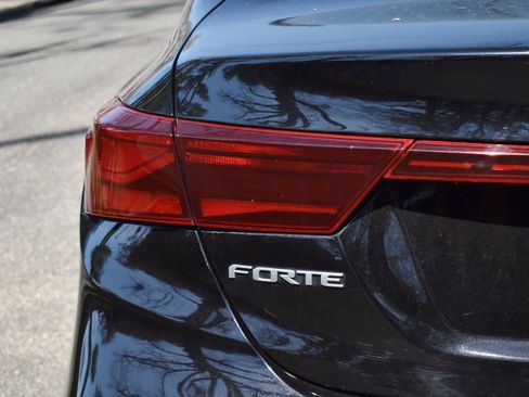 Used 2022 Kia Forte LXS FWD image 17