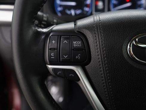 Used 2017 Toyota Highlander XLE image 24