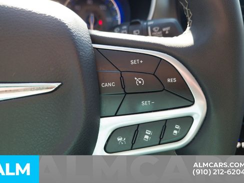 Used 2023 Chrysler Pacifica Touring-L image 11