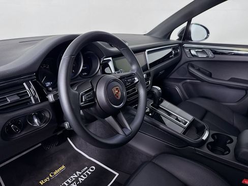 Certified 2025 Porsche Macan AWD/4WD image 4