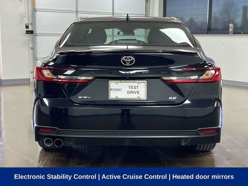 Used 2025 Toyota Camry SE image 7
