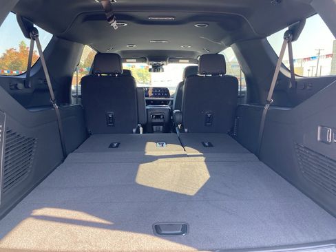 New 2026 Chevrolet Suburban Premier image 16