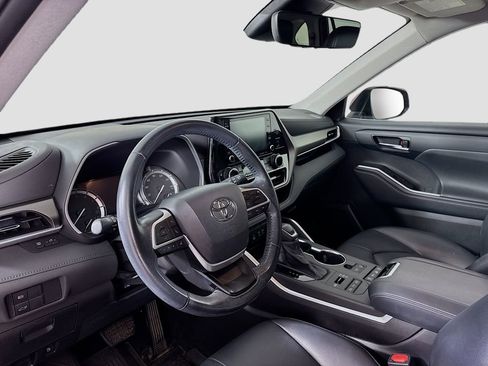 Used 2022 Toyota Highlander XLE image 9