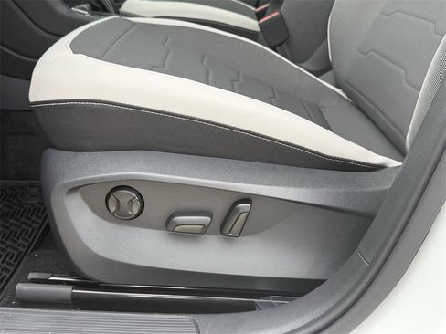 New 2026 Volkswagen Taos SE image 13