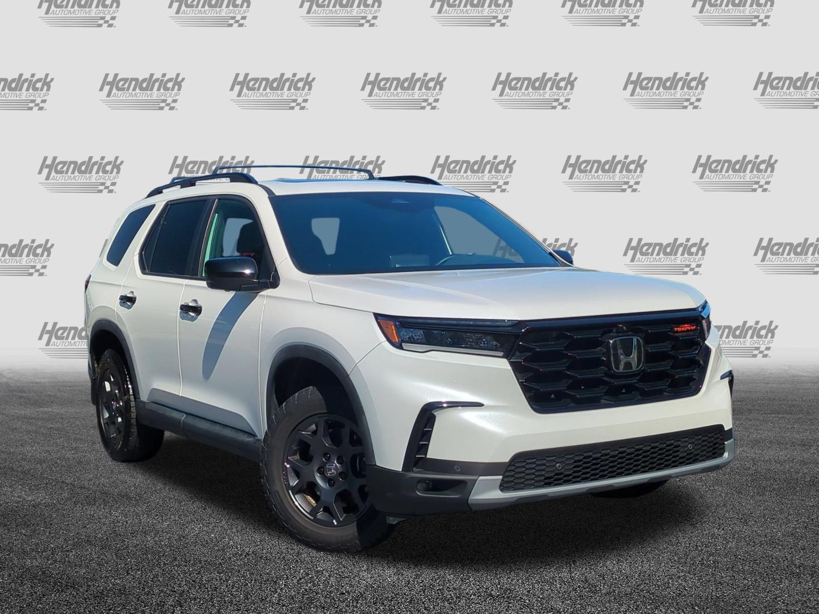 Used 2025 Honda Pilot TrailSport image 2