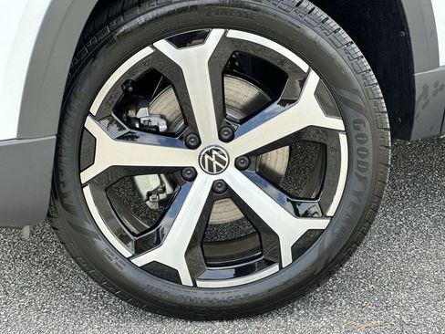 New 2026 Volkswagen Taos SEL image 10