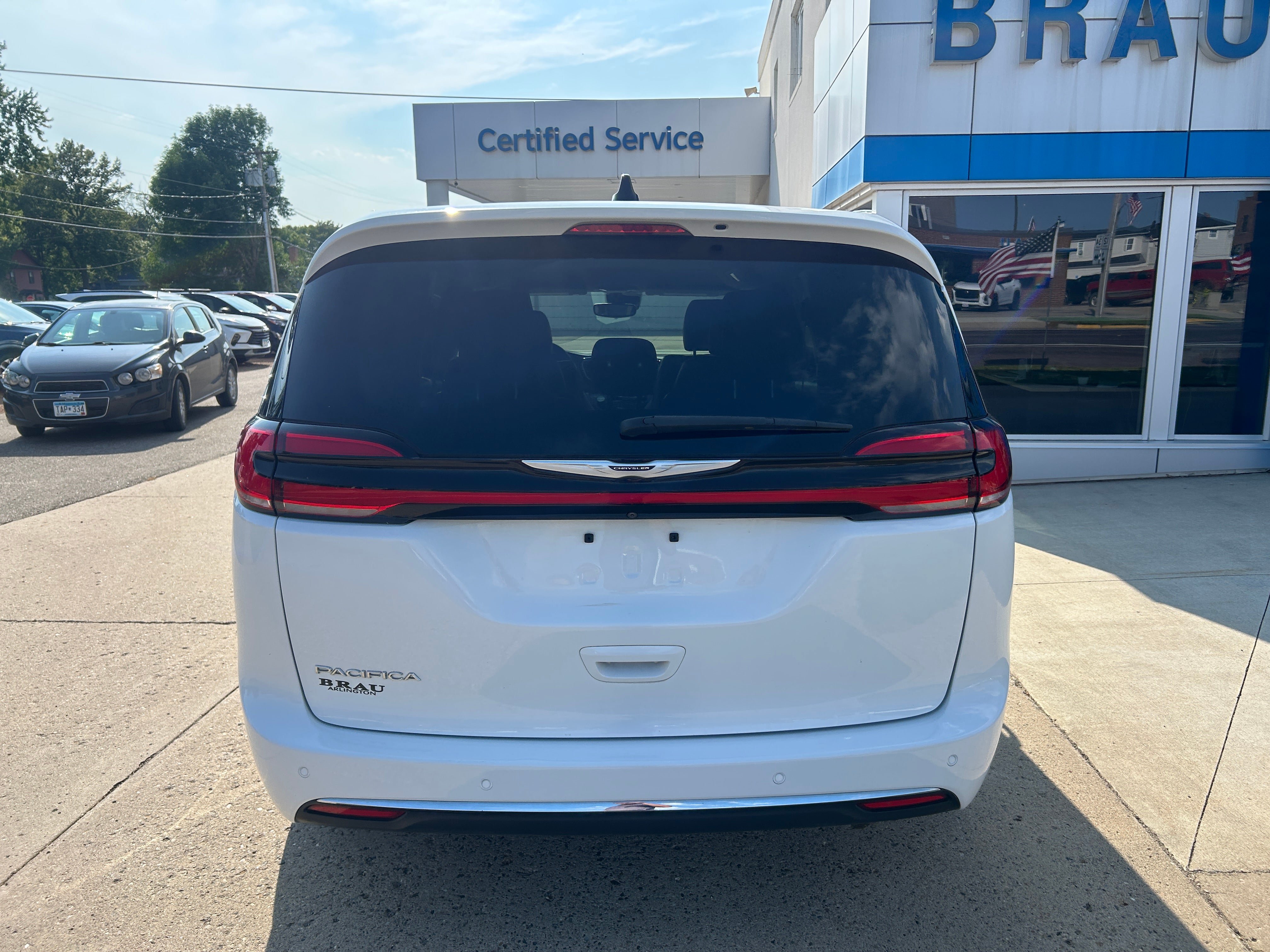 Used 2024 Chrysler Pacifica Touring-L FWD image 7