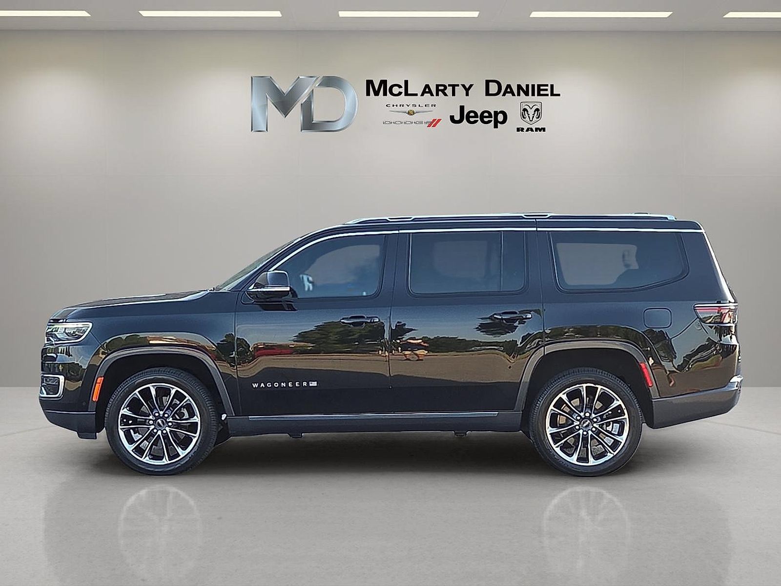 Used 2022 Jeep Wagoneer Series III w/ Premium Group I AWD/4WD image 3
