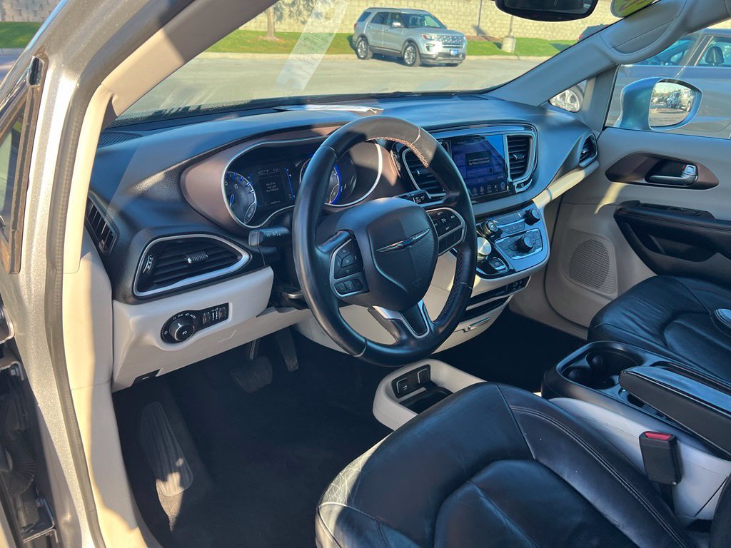 Used 2017 Chrysler Pacifica Touring-L FWD image 17