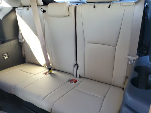 Used 2023 Toyota Highlander XLE AWD/4WD image 13