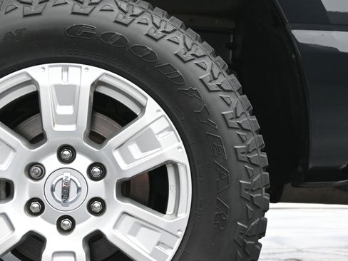 Used 2019 Nissan Titan SV w/ SV Convenience Package image 39