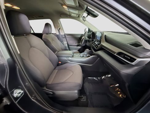 Used 2020 Toyota Highlander LE image 29