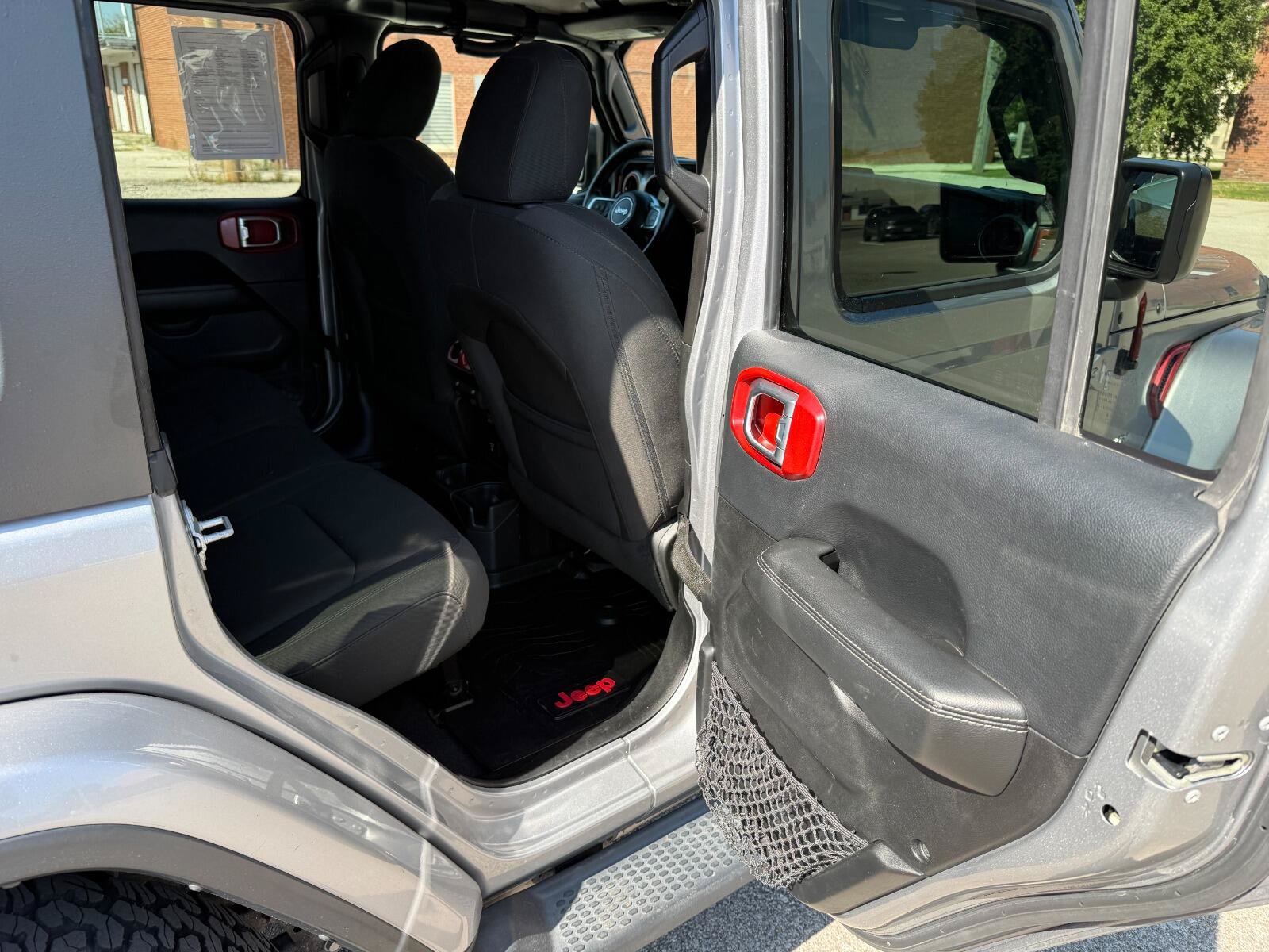 Used 2018 Jeep Wrangler Unlimited Sahara w/ Dual Top Group AWD/4WD image 17