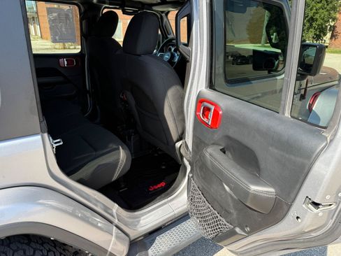 Used 2018 Jeep Wrangler Unlimited Sahara w/ Dual Top Group AWD/4WD image 17