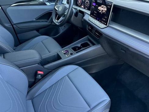 Used 2025 Volkswagen Tiguan SE w/ Panoramic Sunroof Package AWD/4WD image 16