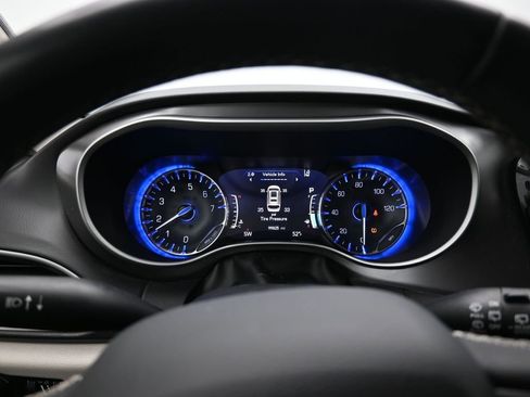 Used 2022 Chrysler Pacifica Touring-L image 18