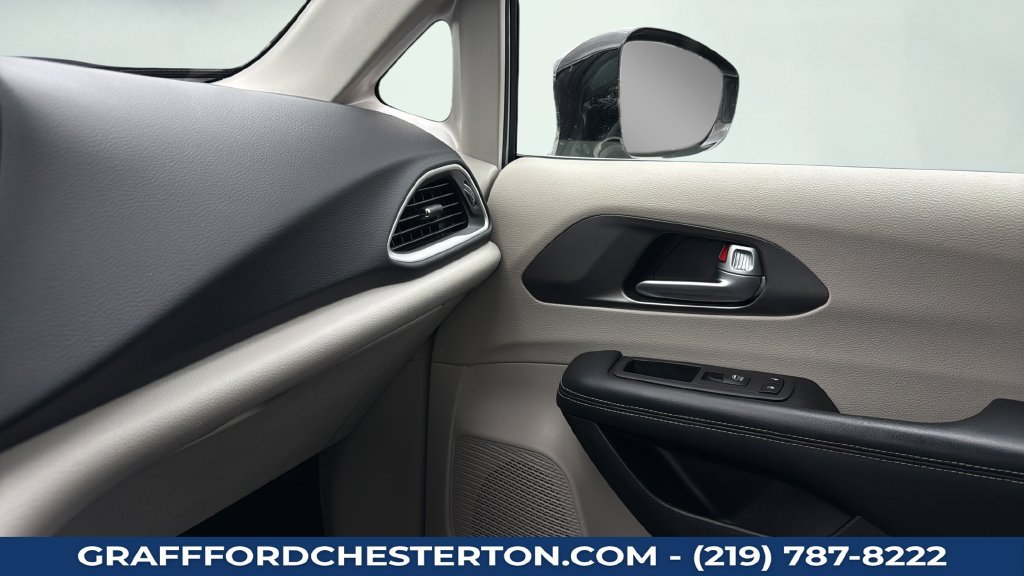 Used 2024 Chrysler Pacifica Touring-L FWD image 13