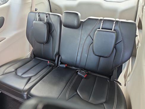 Used 2023 Chrysler Pacifica Touring-L FWD image 13