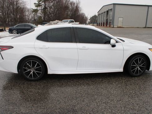 Used 2023 Toyota Camry SE image 11