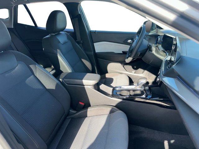 Used 2025 Chevrolet Trax LT FWD image 15