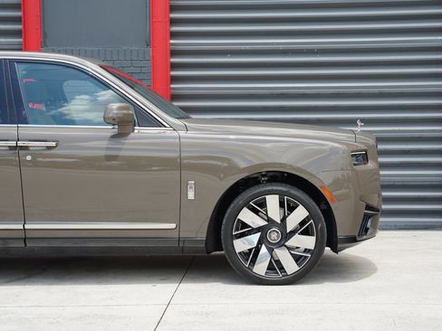 Used 2025 Rolls-Royce Cullinan AWD/4WD image 13