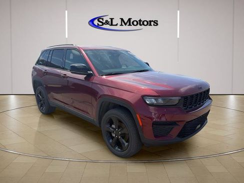 Used 2024 Jeep Grand Cherokee Altitude AWD/4WD image 2