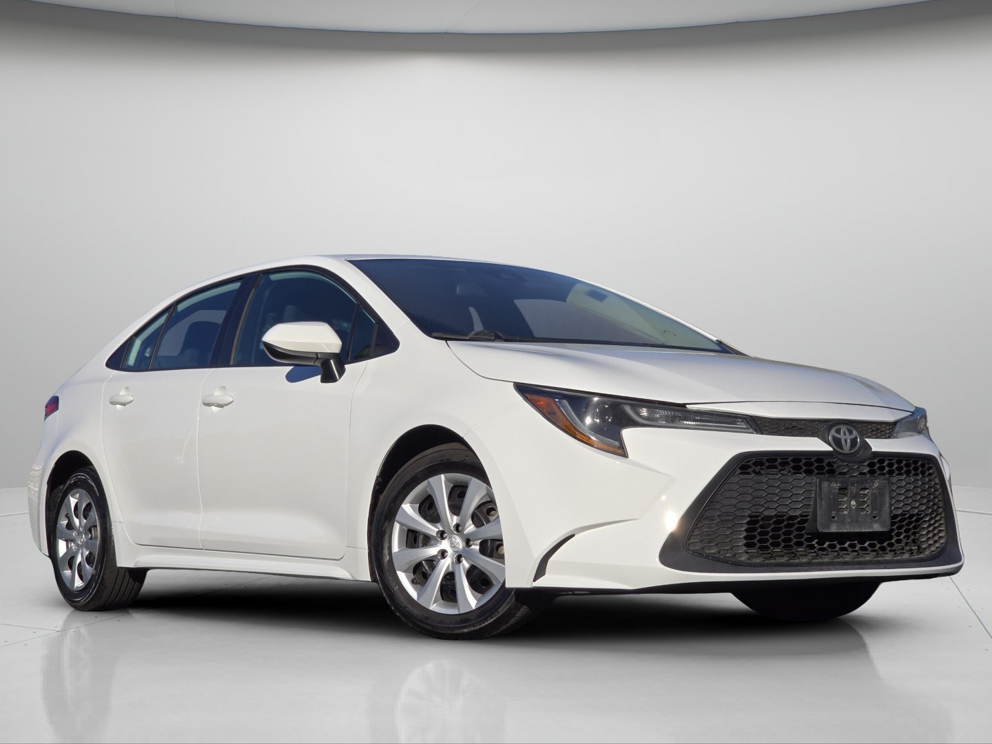 Used 2020 Toyota Corolla LE FWD image 2