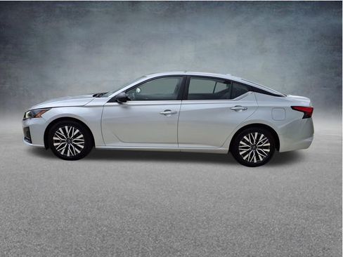 Used 2024 Nissan Altima 2.5 SV FWD image 5
