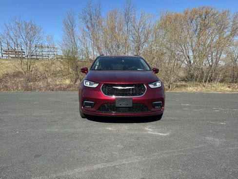 Used 2022 Chrysler Pacifica Touring-L AWD/4WD image 2