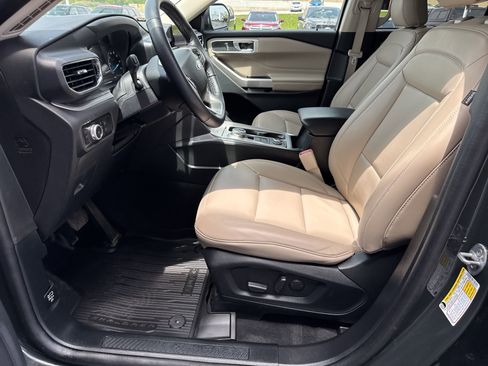 Used 2022 Ford Explorer XLT w/ Equipment Group 202A image 17
