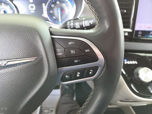 Used 2022 Chrysler Pacifica Touring-L image 7