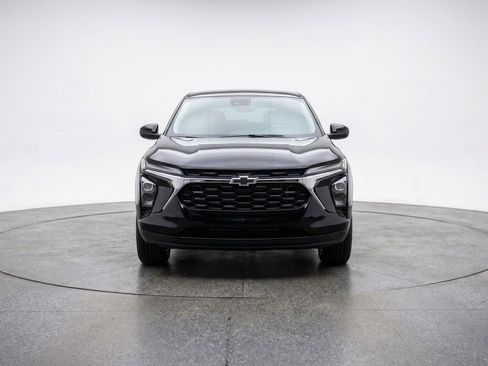 Used 2025 Chevrolet Blazer LT image 2