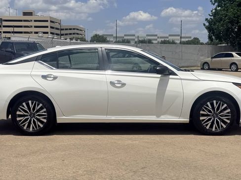 Used 2025 Nissan Altima 2.5 SV FWD image 6