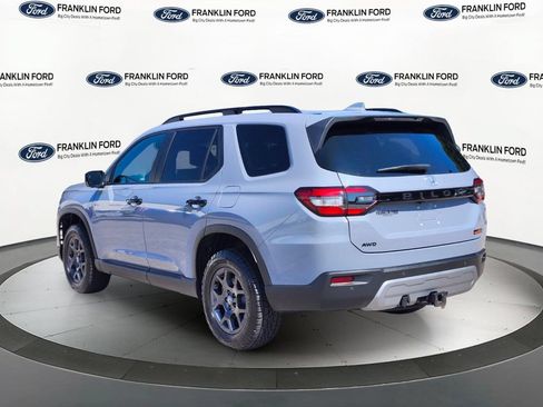 Used 2025 Honda Pilot TrailSport image 3
