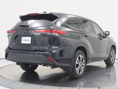 Used 2022 Toyota Highlander XLE AWD/4WD image 5