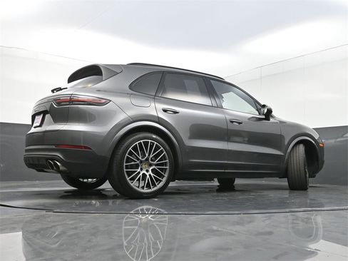 Used 2022 Porsche Cayenne S image 32