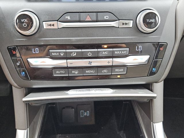 Used 2020 Ford Explorer Platinum w/ Premium Technology Package AWD/4WD image 10