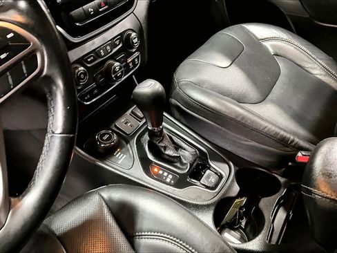 Used 2020 Jeep Cherokee Limited image 16