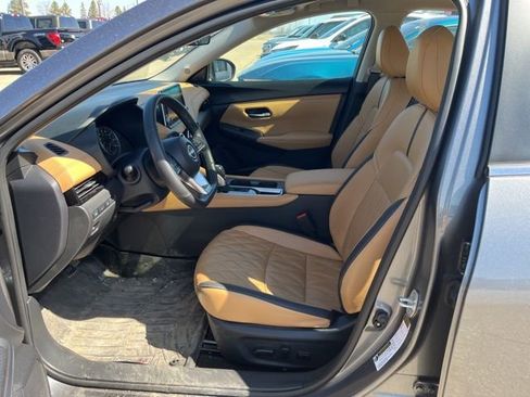 Used 2025 Nissan Sentra SV w/ SV Premium Package image 8