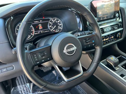 Used 2025 Nissan Pathfinder SV image 29