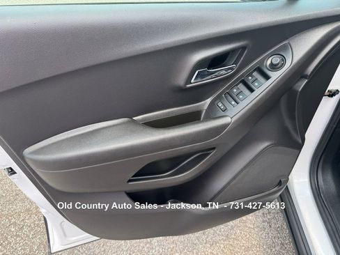 Used 2020 Chevrolet Trax LS w/ Tint and Cruise Package image 17