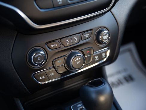 Used 2021 Jeep Cherokee Latitude Plus image 16