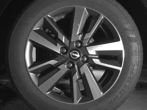 Used 2025 Nissan Versa SV image 13