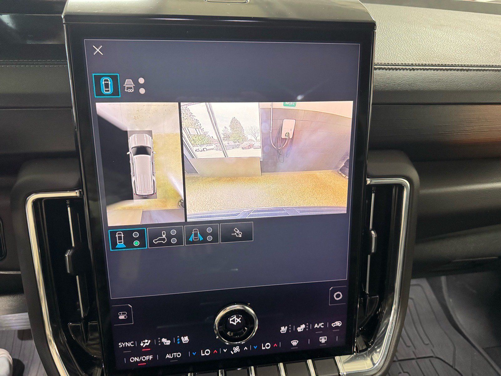Used 2025 GMC Yukon XL Denali w/ Sun & Power Step Package AWD/4WD image 26