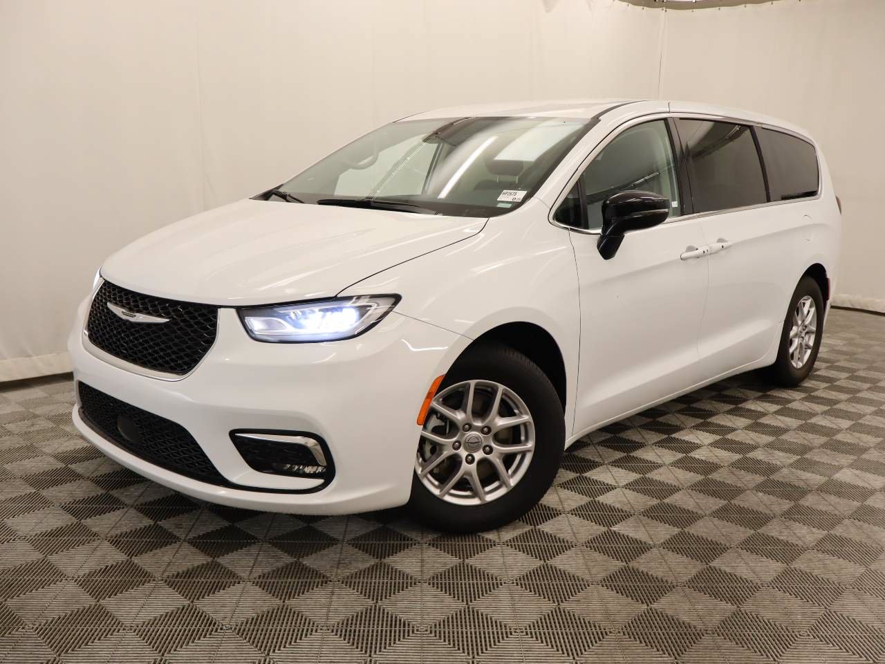 Used 2024 Chrysler Pacifica Touring-L FWD image 1