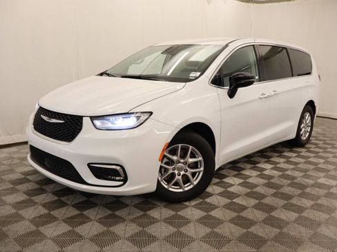 Used 2024 Chrysler Pacifica Touring-L FWD image 1